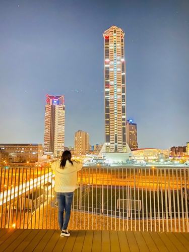 桜棟のデッキから撮影された写真です。 本学から見える夜景の美しさが際立つ写真となっています。(@dicmrsa)