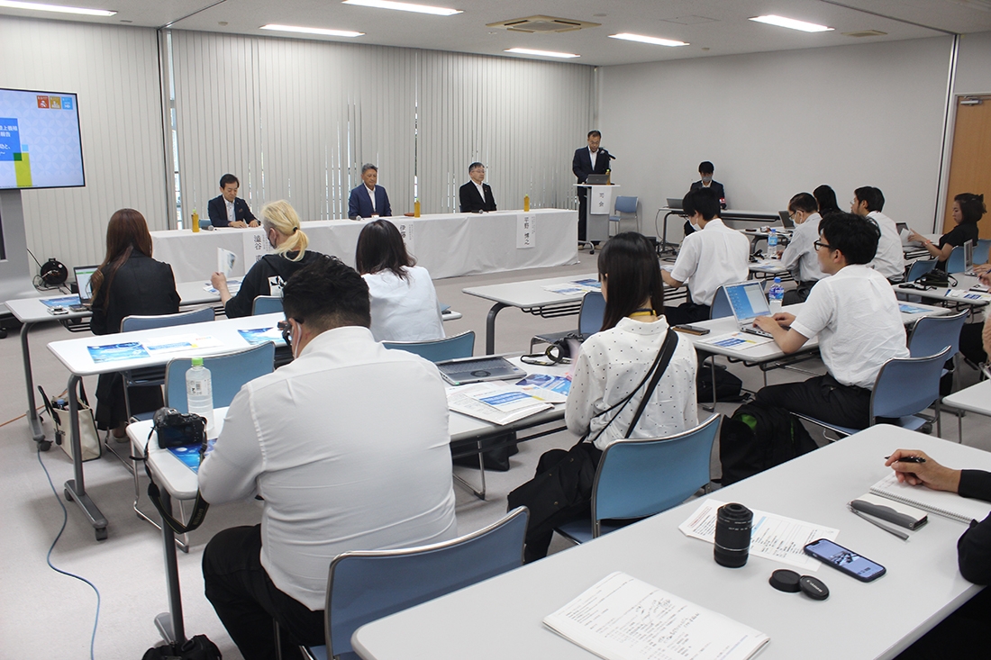 大勢の報道陣が集まって行われた記者会見
