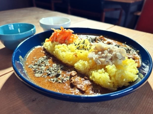 ポークビンダルーとバターチキンカレーのあいがけ