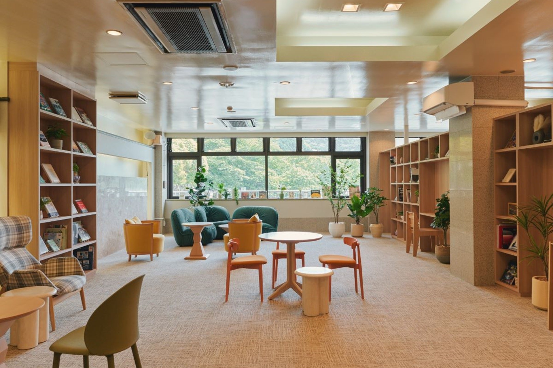 <ラウンジ&ライブラリー>