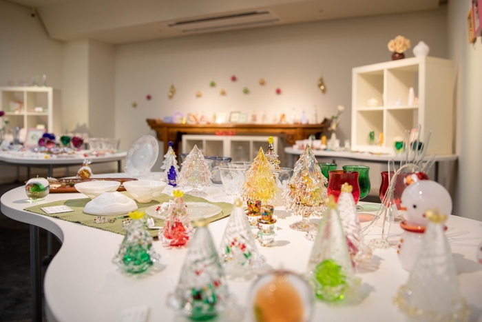 クリスマスツリーやテーブルウェアがクリスマスの雰囲気を盛り上げます(会場風景)