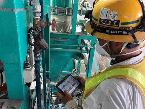 写真1:タブレットにより操作室から離れた場所で運転操作