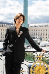 神宮寺勇太がパリ・オートクチュールに登場！ ミキモトの新作ハイジュエリーを華麗に纏い、 大きなバラが胸元に輝くジャケットスタイルを披露。 風に舞うバラの花びらがモチーフの 新作ハイジュエリーコレクション「Les Petales」発表