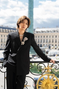 神宮寺勇太がパリ・オートクチュールに登場！ ミキモトの新作ハイジュエリーを華麗に纏い、 大きなバラが胸元に輝くジャケットスタイルを披露。 風に舞うバラの花びらがモチーフの 新作ハイジュエリーコレクション「Les Petales」発表