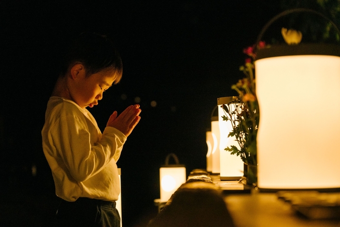 ランタンをお墓の前まで持っていけるので安心してお墓参りができます