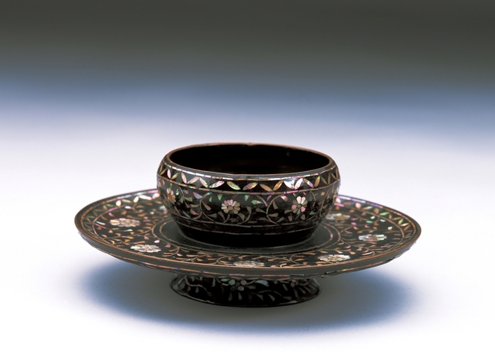 黒漆菊唐草螺鈿天目台(くろうるしきくからくさらでんてんもくだい)