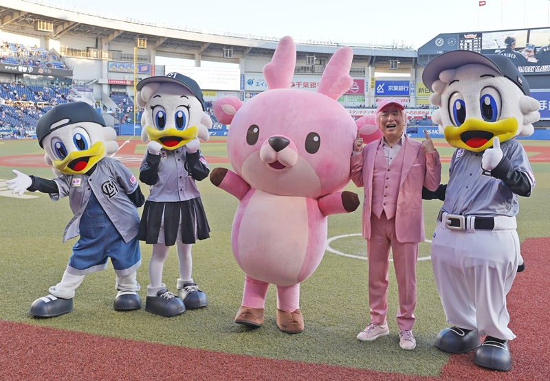 千葉ロッテマリーンズのマスコットキャラクターとイワシカちゃん(中央)、岩下社長(右から2人目)※写真は昨シーズン