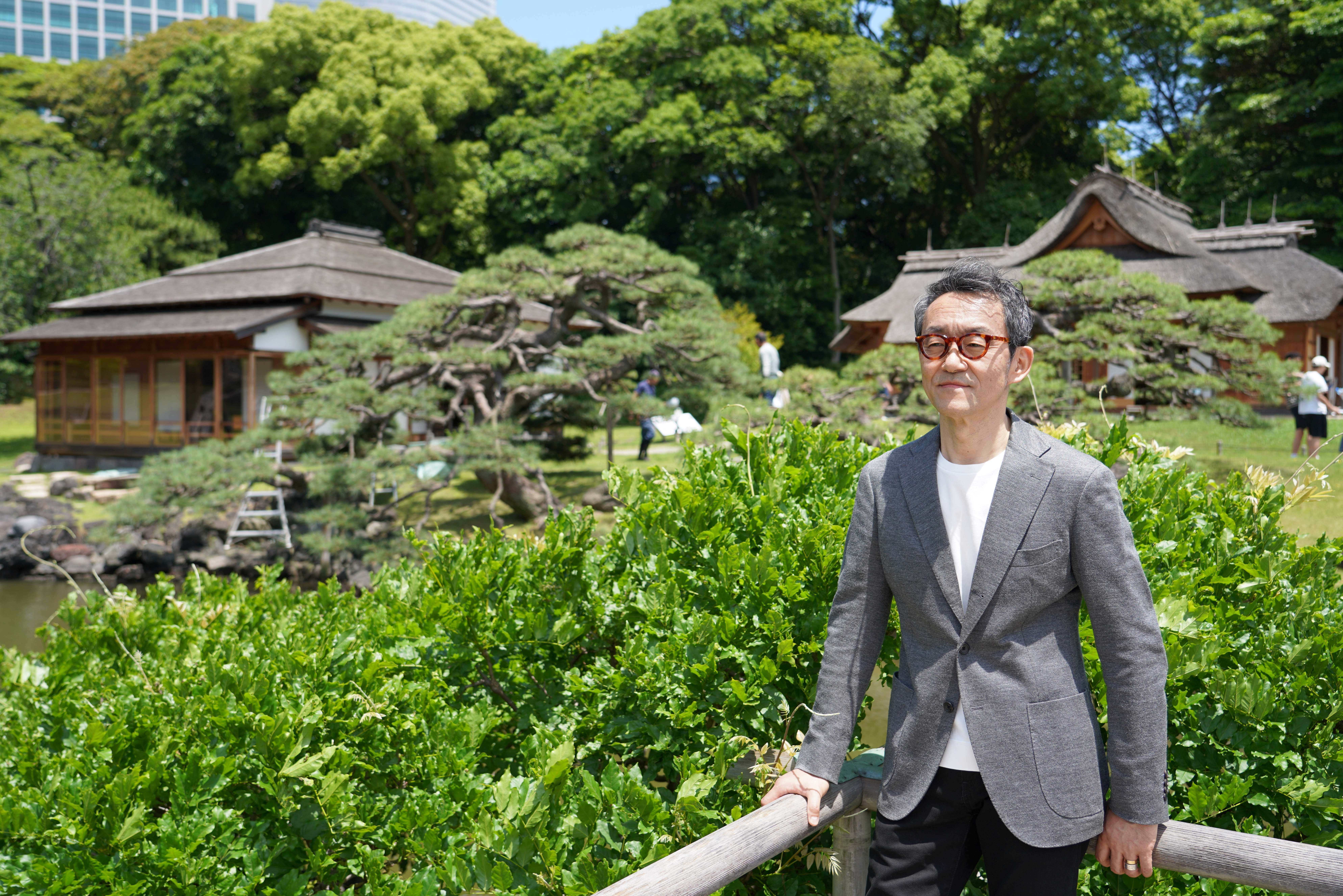 画家 尾形純氏 浜離宮にて (C)Benjamin Lee