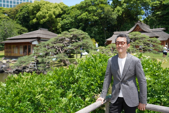 画家 尾形純氏 浜離宮にて (C)Benjamin Lee