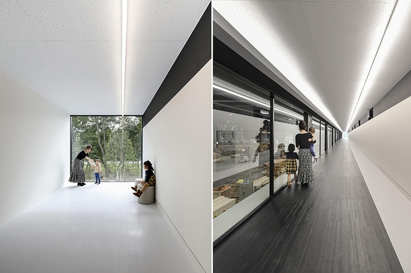 ガラス張りの見学通路