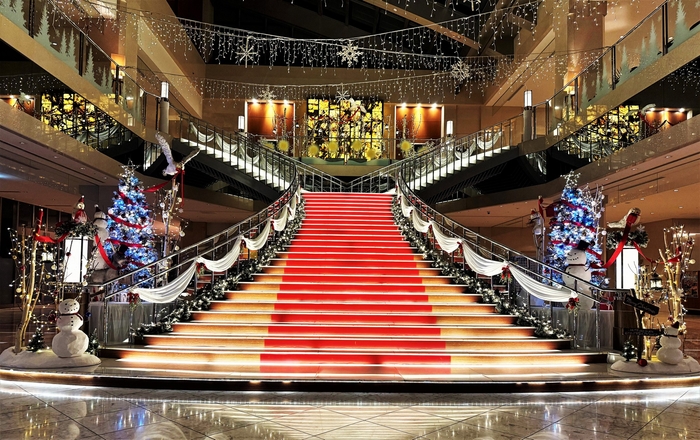 クリスマスムードたっぷりの「光の大階段」