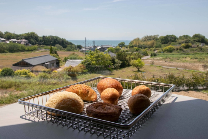 2階のイートインスペースにある大開口の窓からは、伊勢湾の景色を見渡せる