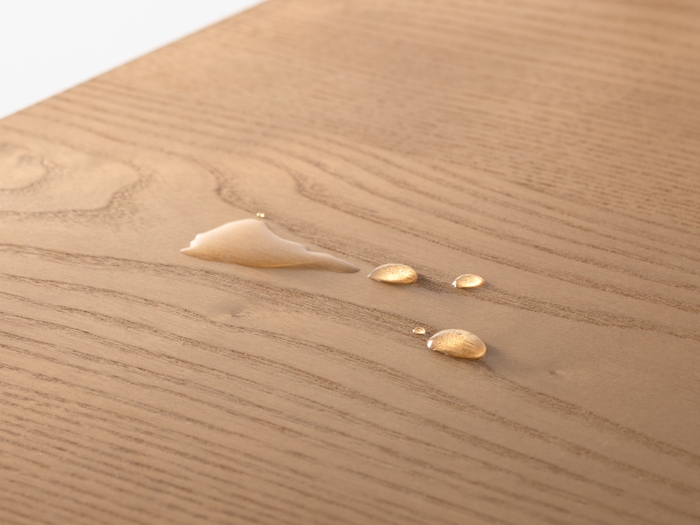 ラッカー塗装を施した天然木の木板