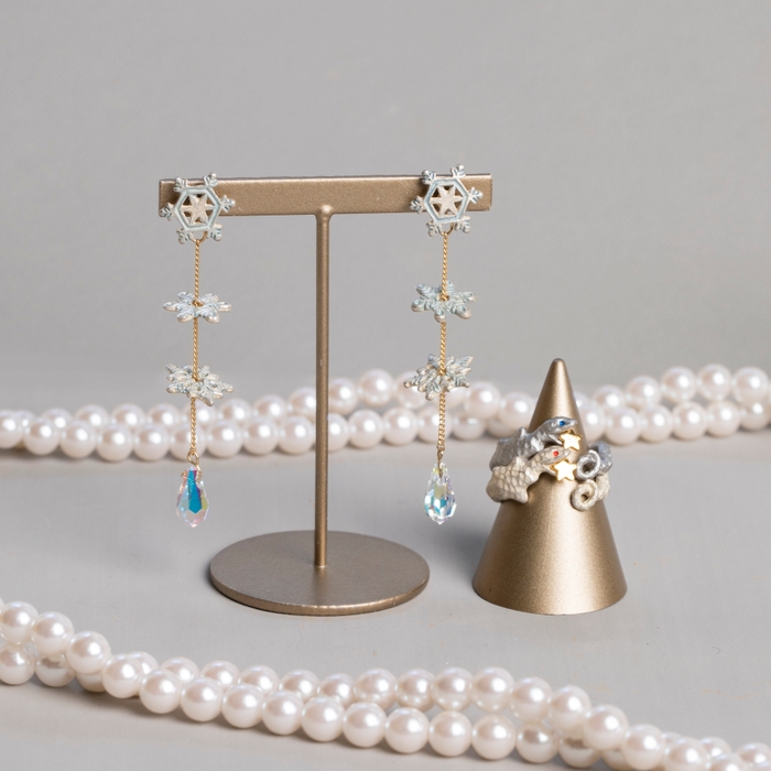 ブリザードピアス 6,050円 / うわばみリング(ホワイト/グレー)3,410円