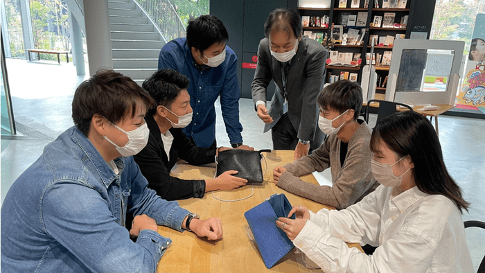 完成品を確認する学生