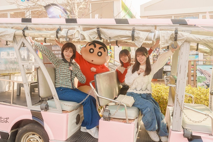 ▲「ふたば幼稚園トラム」で、しんちゃんと出発おしんこー!