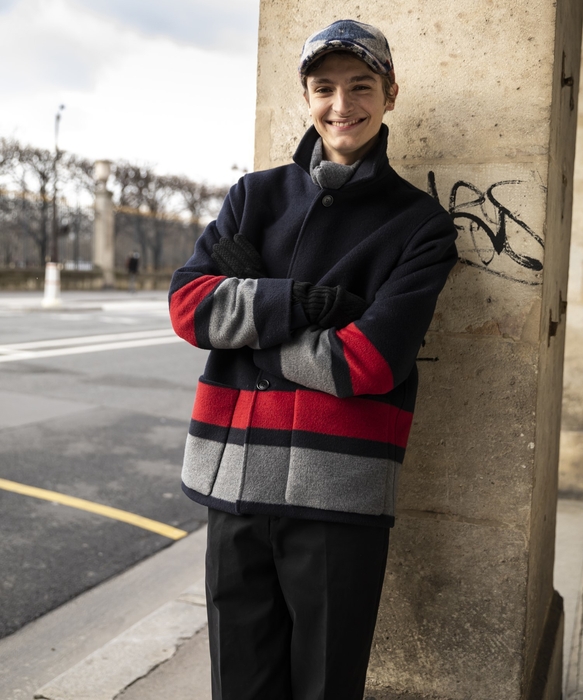 オム:トリコロールカラーのような赤とライトグレーが目を惹くスタンドカラージャケット 93,500円(tax in)