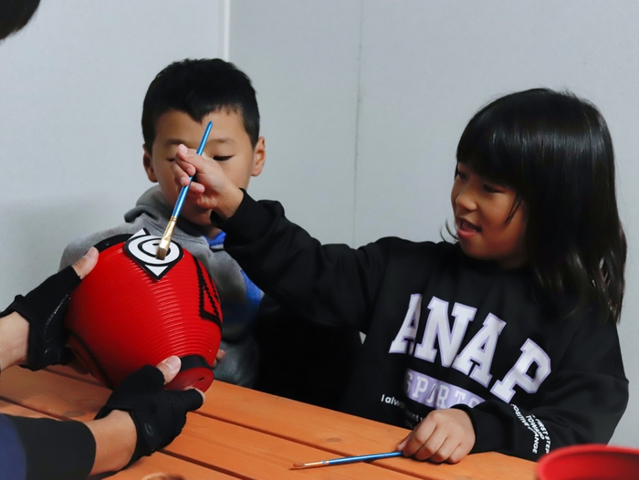 ▲自分で考えたオリジナルデザインで提灯を彩ろう!