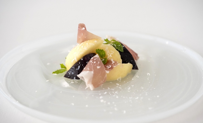 泉州水茄子と白桃、フランス産ジャンボン・クリュ　ミントとリコッタサラータのアクセント