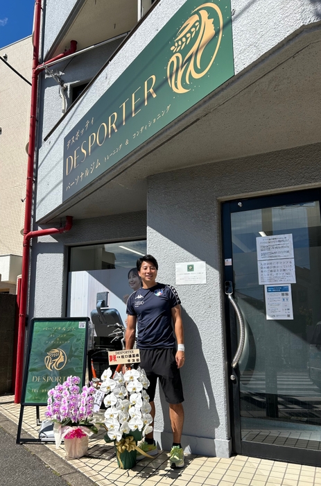 外観と坂口氏(代表)