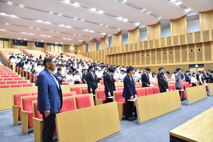 学業優秀奨学生24名と学業優秀奨励者260名が顕彰された授与式会場(N101)