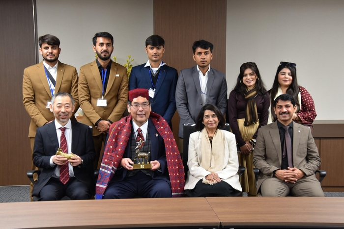 小原学長(左から2人目)を表敬したSMBB医科大学の教員と学生。左端は高谷准教授