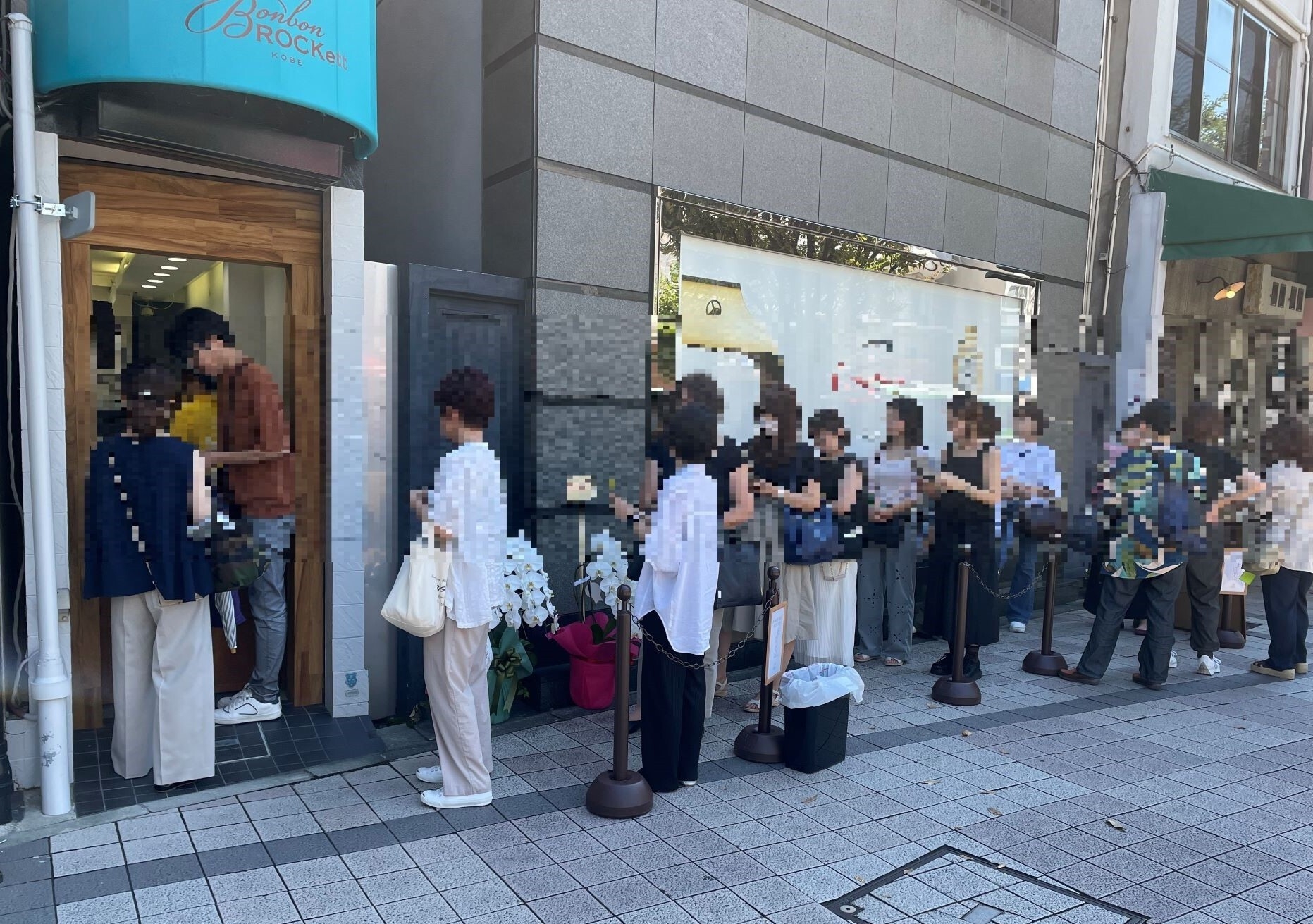 行列をいただいた先には小さな小さなお店が出現!