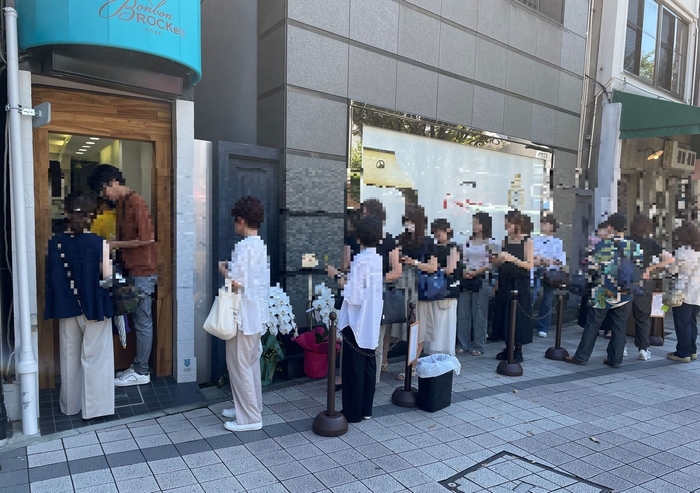 行列をいただいた先には小さな小さなお店が出現!