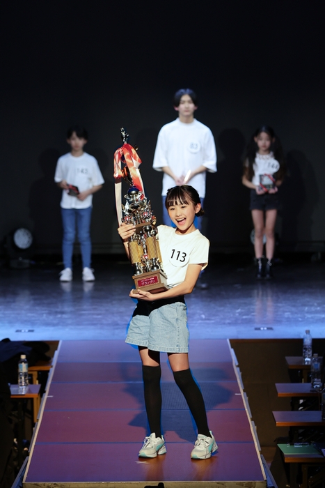 グランプリトロフィーを持ってのランウェイ