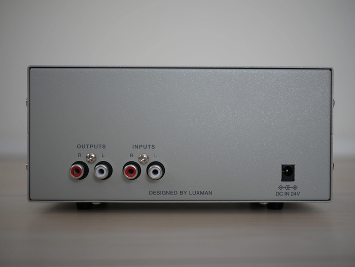 LXV-OT9リア。プリメインアンプやプリアンプのREC OUTと本機の入力(IN)、MONITORもしくはPLAYと本機の出力(OUT)をRCAケーブルで接続します。 ※モニター機能のないアンプの場合は、ソース機器の出力(OUT)を本機の入力(IN)へ接続、本機の出力(OUT)をアンプの入力(IN)へ接続。この場合、EQのON/OFFにかかわらず必ず本機が通った音になります。