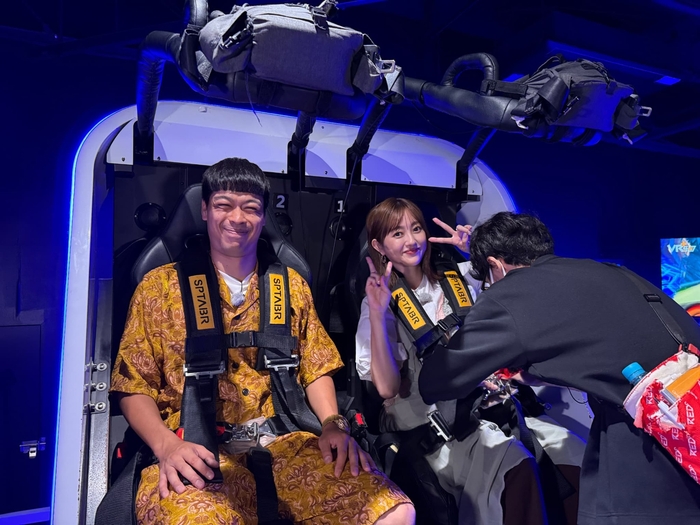 ④東京タワーのアトラクション体験（左からバッテリィズ（エース）、菊地亜美）