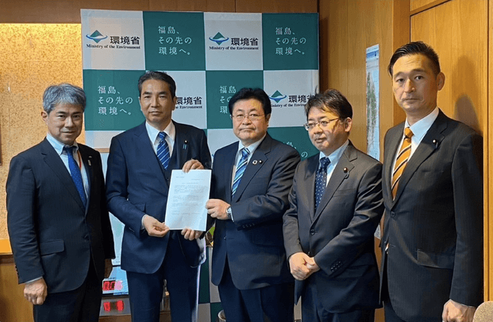 左から杉本理事長(全古協)・江藤衆議院議員・西村環境大臣・上野衆議院議員・深澤衆議院議員