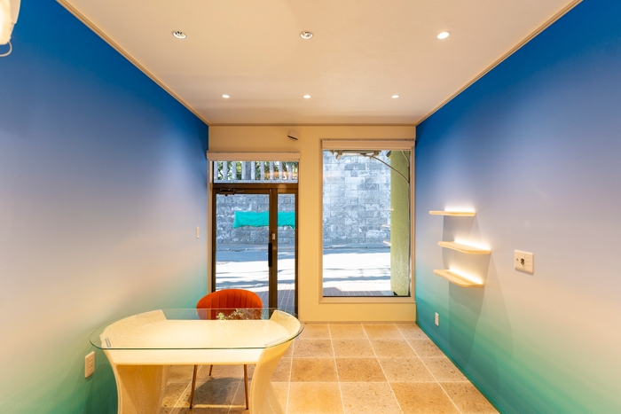 3Dプリンターを用いて、植物、バイオマス由来の生分解性樹脂材料で作った家具を展示するスペース2