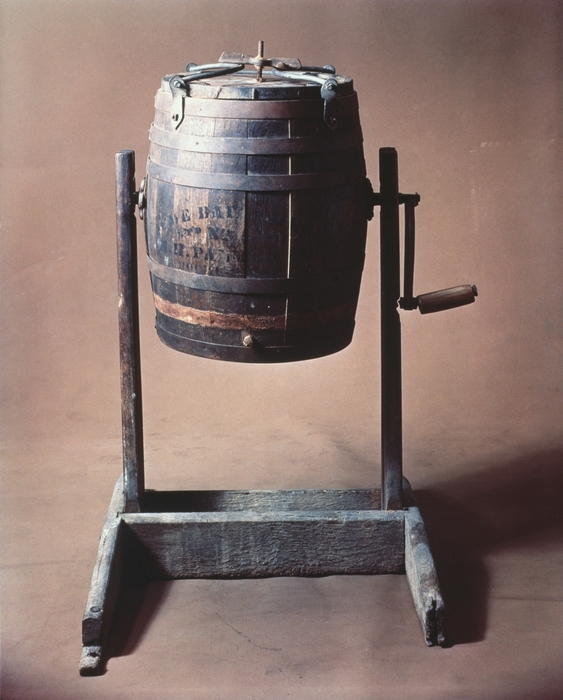 創業の頃使用していた手回しの木製バターチャーン