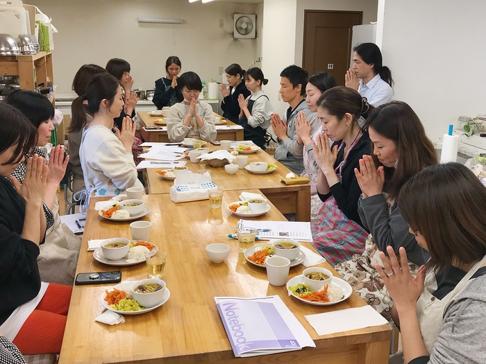 ヨガ料理講座での調理〜試食