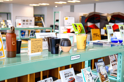 区内のものづくり企業がつくったメイド・イン・墨田区のプロダクトを展示。スタートアップ企業の担当者が見て、触ることで、これをつくった中小企業との共創が生まれる第一歩に