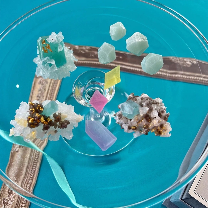 表面は砂糖が結晶化してシャリッとした食感。中は意外と柔らかく、口の中でほどけていく