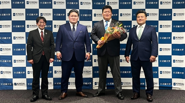 入門会見での記念撮影の様子 (左から、近畿大学相撲部部長 山口仁宏、武隈親方、神﨑大河選手、近畿大学相撲部監督 阿部智志)