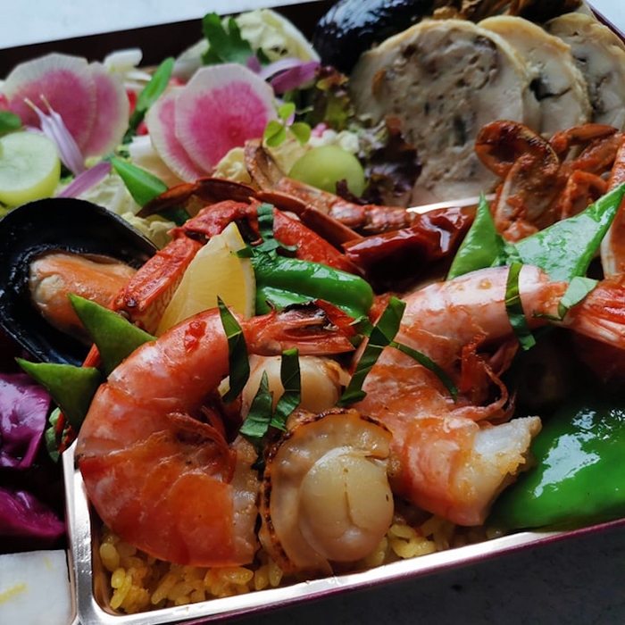 手前:魚介パエリア