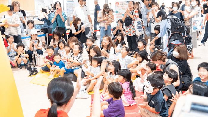 親子でイベントを楽しんでいる様子