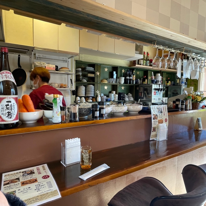 カウンター席とテーブル席ございます