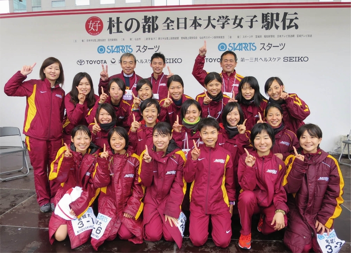 優勝後の記念写真の赤坂選手(手前右から3人目)(第35回全日本大学女子駅伝対校選手権大会・2017年10月29日)