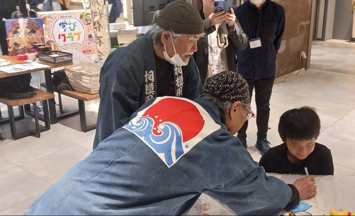 前回の凧つくりの様子