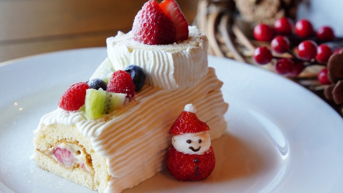 ▲苺の雪だるまが添えられた『陽・燦燦のブッシュ・ド・ノエル』