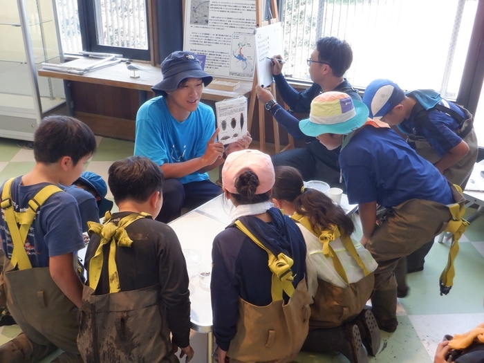 子どもたちも虫が苦手な方も聞き入るお話会(過去開催時の様子)