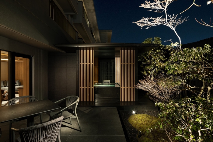 夜になると全体がライトアップされ、幻想的な雰囲気に