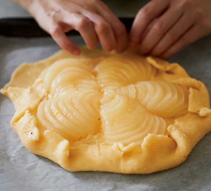 生地のまわりを内側に折り、ひだを作りながら一周するだけ