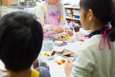 栃木県大田原市のひまわり学童クラブでイースターイベント開催！ パティシエ指導のもとデコレーションクッキー作りや、 イースターにちなんだワクワク体験を提供