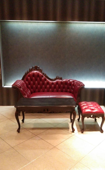 店内は雰囲気のあるアンティーク家具でお寛ぎいただけます