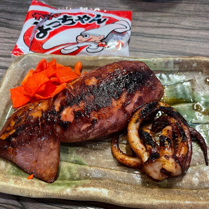 夢のコラボ「イカの丸焼き」と「よっちゃんイカ」